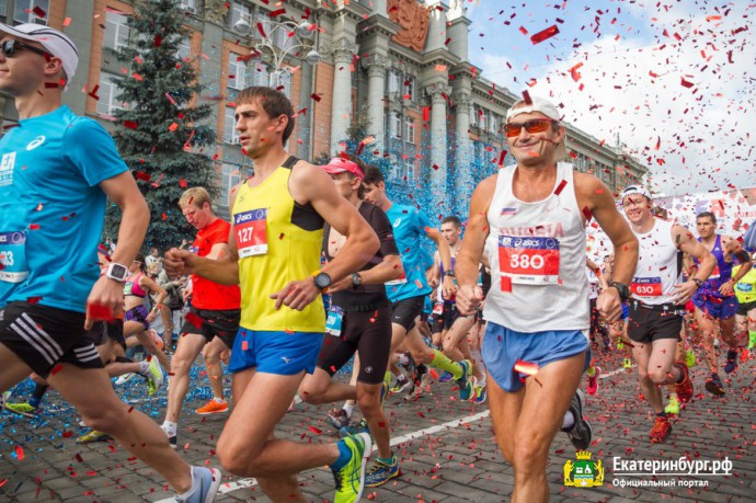 На Урале 5000 человек совершили забег через границу Европы и Азии На Урале 5000 человек совершили забег через границу Европы и Азии