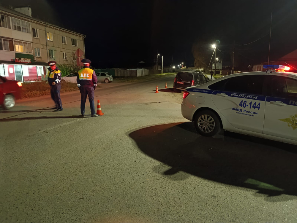 На Урале в ДТП бесправный водитель навредил себе и 14-летней пассажирке  | 14-летняя свердловчанка получила травмы из-за бесправного водителя 