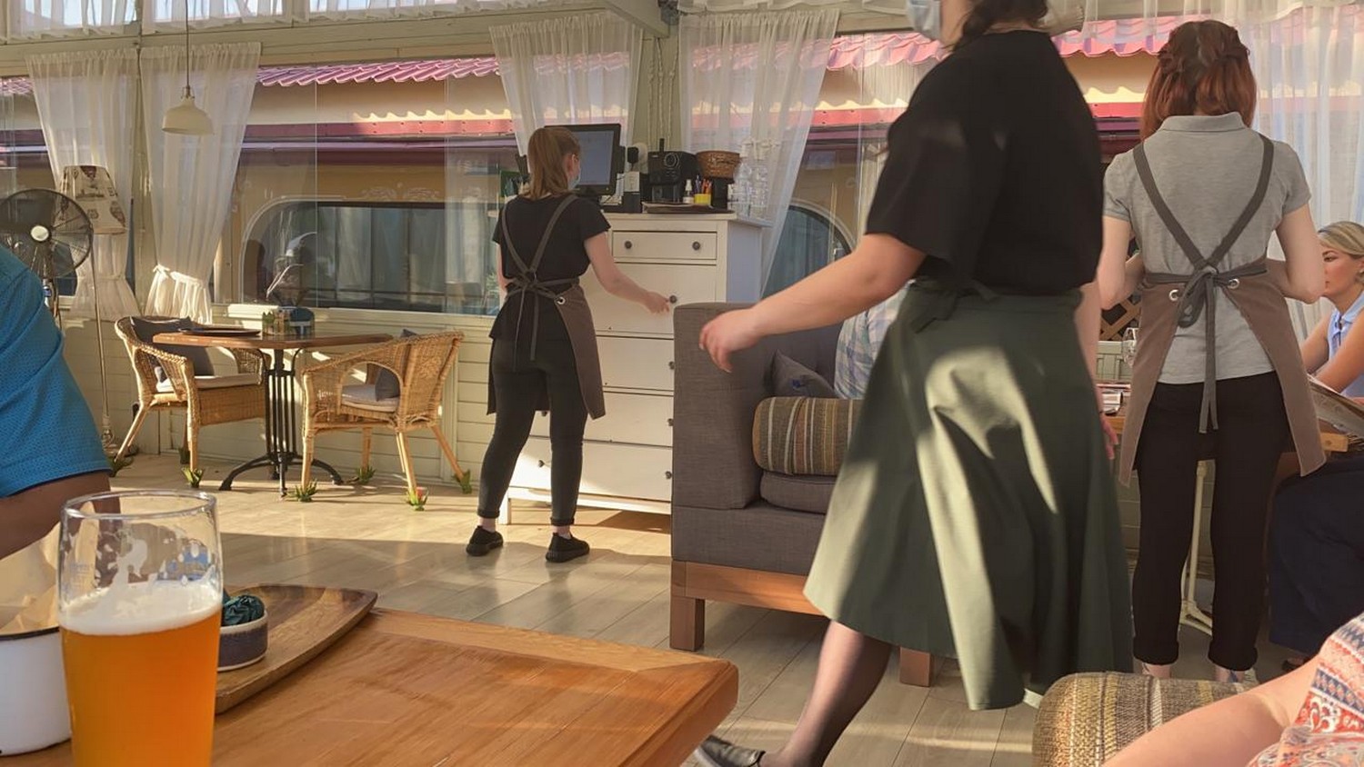 Антисептик горячий, маски у работников приспущены. Рассказываем, как кафе в Екатеринбурге ставят под угрозу безопасность клиентов