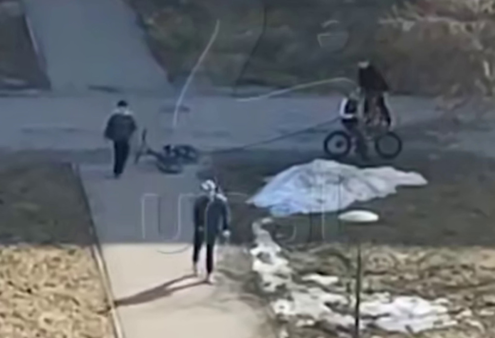 «Им было весело»: на Урале подростки кидали петарды под ноги беззащитному инвалиду | На Урале подростки бросали петарды под ноги мужчине с инвалидностью