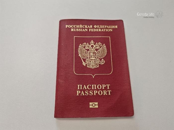 В Челябинске суд рассмотрит дело о надругательстве над Государственным гербом России | Два челябинца предстанут перед судом за порчу паспорта с гербом РФ