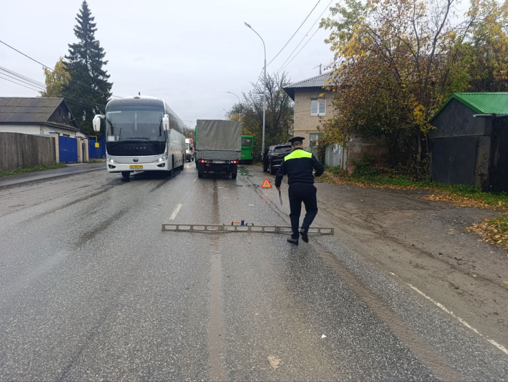 Четверо пассажиров пострадали в Екатеринбурге при столкновении автобусов  | В Екатеринбурге столкнулись два автобуса, пострадали четыре пассажира 