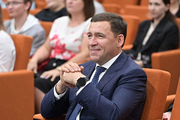 Губернатор Евгений Куйвашев поздравил уральцев с 90-летием со дня образования Свердловской области Губернатор Евгений Куйвашев поздравил уральцев с 90-летием со дня образования Свердловской области
