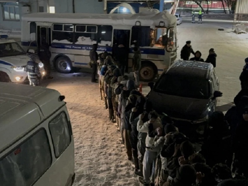 Рейд на хладокомбинате в Екатеринбурге: задержан 81 иностранный мигрант | В Екатеринбурге на хладокомбинате задержаны 81 мигрант