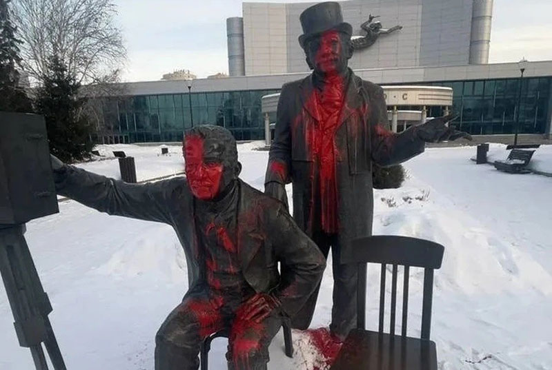 54-летняя женщина облила краской памятник братьям Люмьер в Екатеринбурге | В Екатеринбурге раскрыли вандала, испортившего памятник братьям Люмьер 54-летняя женщина облила краской памятник братьям Люмьер в Екатеринбурге | В Екатеринбурге раскрыли вандала, испортившего памятник братьям Люмьер