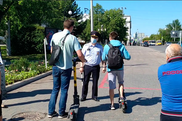 В Екатеринбурге сотрудники ГИБДД вышли «на охоту» за самокатчиками