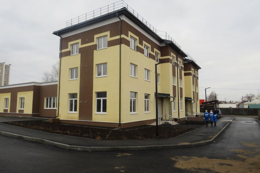 Бывшие жильцы старых бараков обрели квартиры в новостройке на Урале  | 21 свердловчанин переехал из бараков в новое жильё 