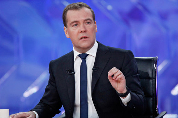 Медведев рассказал, почему хвалит Сердюкова и будет ли конец света