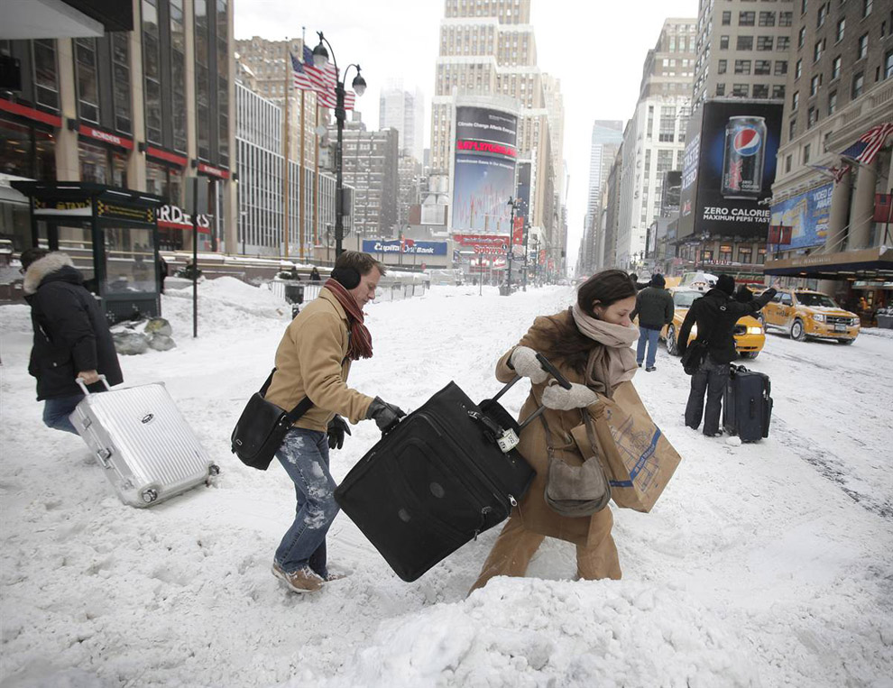 Снежная буря в Канаде оставила без света 120 тысяч зданий