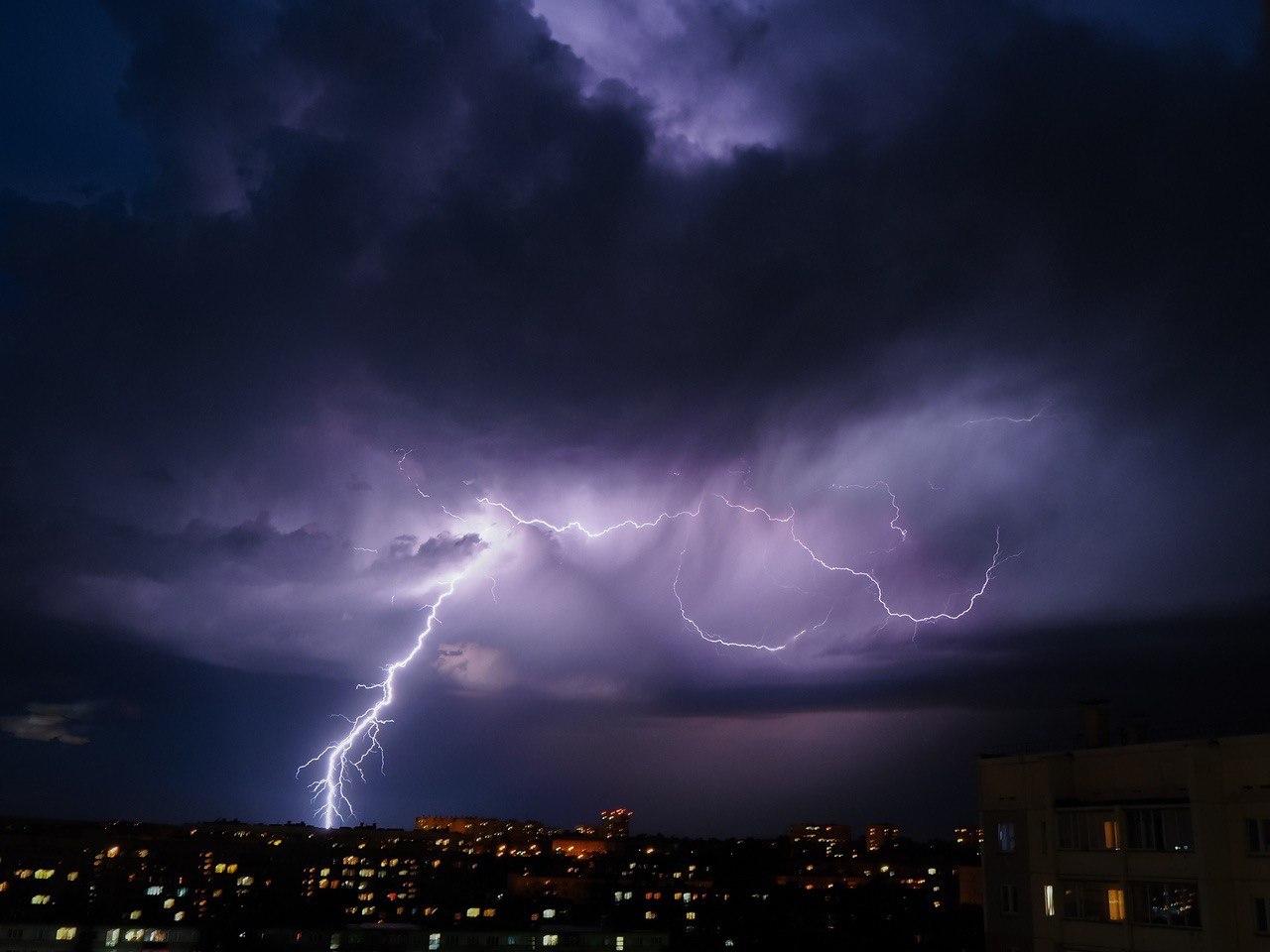 Екатеринбург проводил весну и встретил лето грозой и потопом