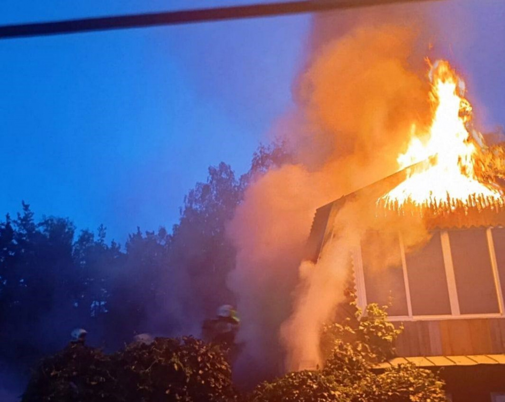 На Урале из-за манипулятора пропал свет, начался пожар и погиб человек | В Верхней Пышме манипулятор оборвал провода, водитель погиб На Урале из-за манипулятора пропал свет, начался пожар и погиб человек | В Верхней Пышме манипулятор оборвал провода, водитель погиб