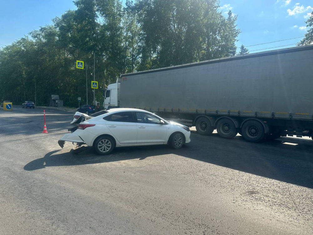 В Тюмени женщина и девочка пострадали в ДТП  | Женщина и девочка пострадали в ДТП в Тюмени