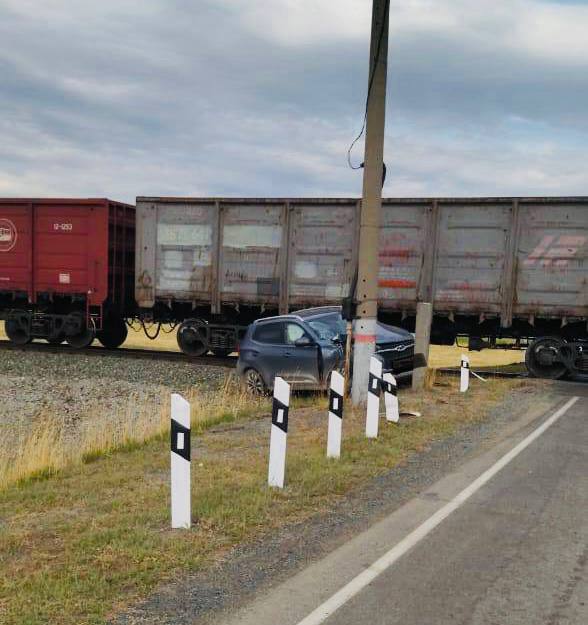 На Урале столкнулись грузовой поезд и автомобиль На Урале столкнулись грузовой поезд и автомобиль