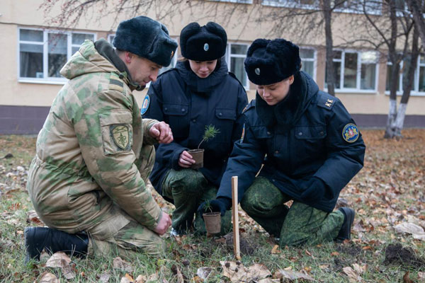 Военнослужащие калиновского соединения Уральского округа Росгвардии вместе с подшефными кадетами высадили 50 молодых кедров в Екатеринбурге