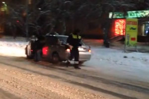 Уралец снял на видео, как сотрудники ДПС отпустили нарушителя. Видео Уралец снял на видео, как сотрудники ДПС отпустили нарушителя. Видео