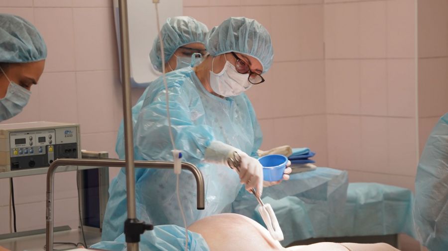 Уральские врачи спасли роженицу и её младенца | На Урале врачи спасли женщину и новорождённого