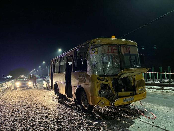 ДТП со школьным автобусом в Челябинской области: трое детей пострадали  | В Челябинской области автобус с детьми столкнулся с погрузчиком
