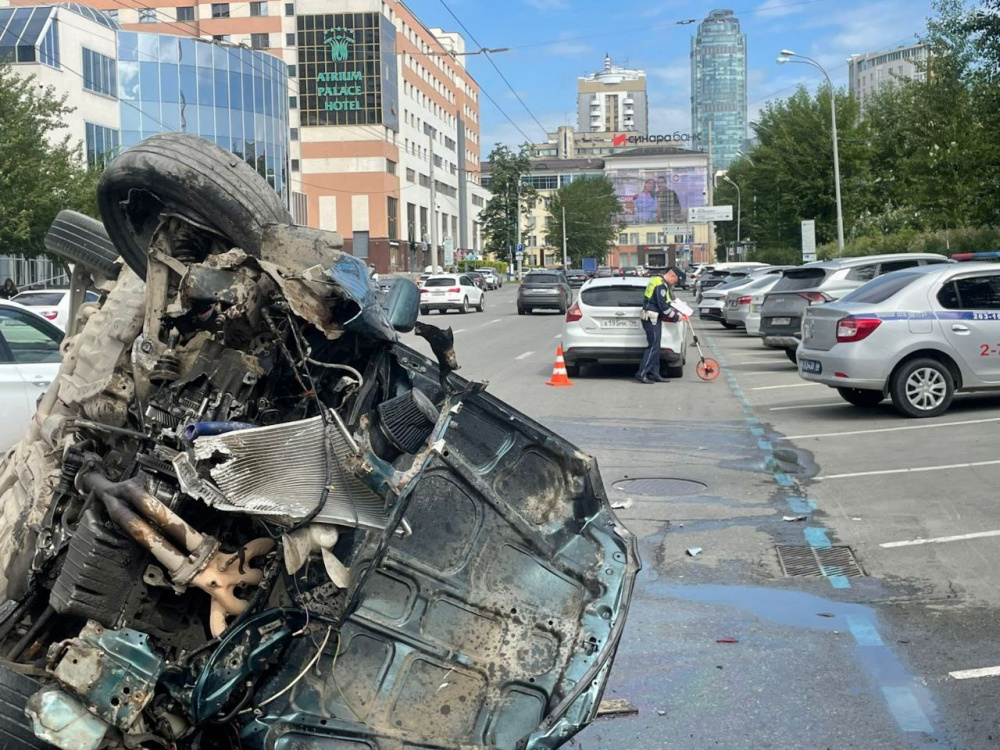 В Екатеринбурге произошло столкновение четырёх иномарок | Четыре иномарки столкнулись в Екатеринбурге В Екатеринбурге произошло столкновение четырёх иномарок | Четыре иномарки столкнулись в Екатеринбурге