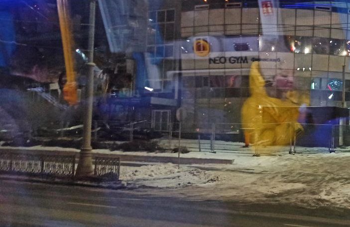 В центре Екатеринбурга сносят Guru, в котором были отель, салон красоты и развлекательный центр  | В Екатеринбурге сносят бизнес-центр Guru 