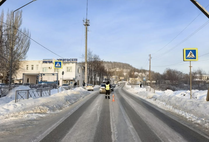 Авария на пешеходном переходе в Нижнем Тагиле: водитель Volkswagen сбил двух девушек | Водитель с 34-летним стажем на Volkswagen Polo сбил двух девушек на «зебре» в Нижнем Тагиле