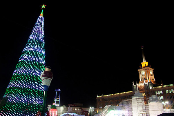 Самая красивая и высокая новогодняя елка – в Екатеринбурге Самая красивая и высокая новогодняя елка – в Екатеринбурге