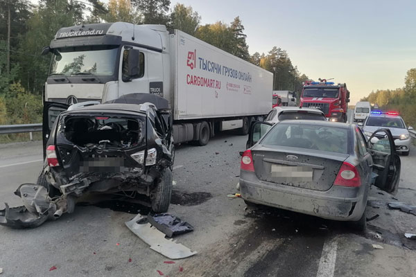 В Екатеринбурге в массовом ДТП пострадали пять человек В Екатеринбурге в массовом ДТП пострадали пять человек