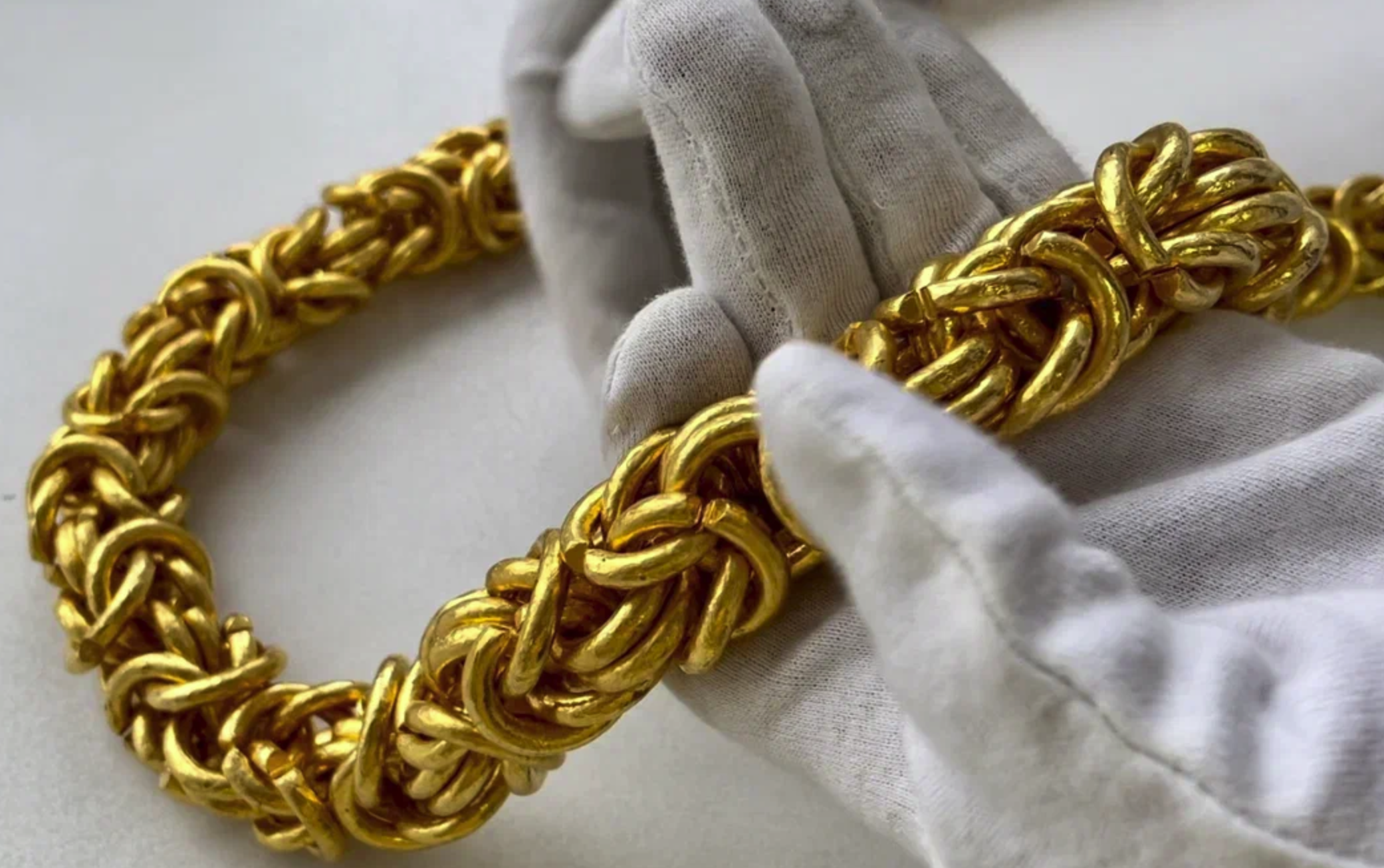 Золотая цепь на миллионы: таможенная история из Кольцово