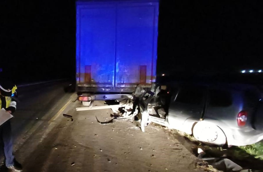 В Екатеринбурге «Chevrolet Niva» врезалась в «КамАЗ», водитель погиб  | Водитель машины «Chevrolet Niva» погиб в ДТП в Екатеринбурге 