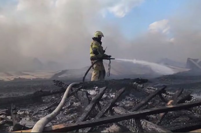 В Челябинской области произошел пожар на большой птицеводческой ферме. | На Южном Урале сгорел крупный птичник 