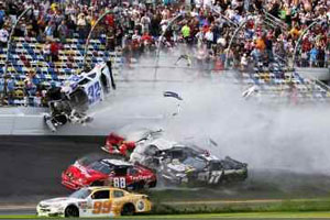 На гонках NASCAR в Дайтоне ранены 33 человека. Видео