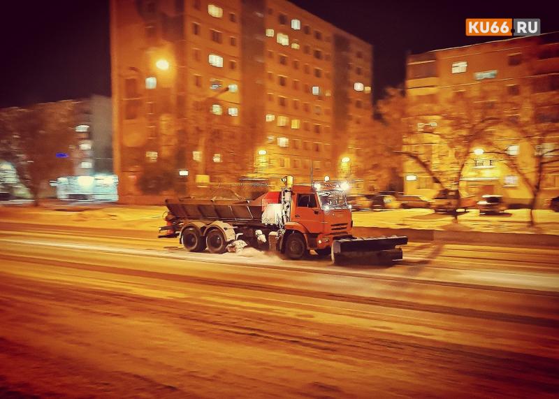 Каменск-Уральский за ночь завалило снегом. Что предприняли власти? | В Каменске-Уральском за ночь выпало 12 сантиметров снега