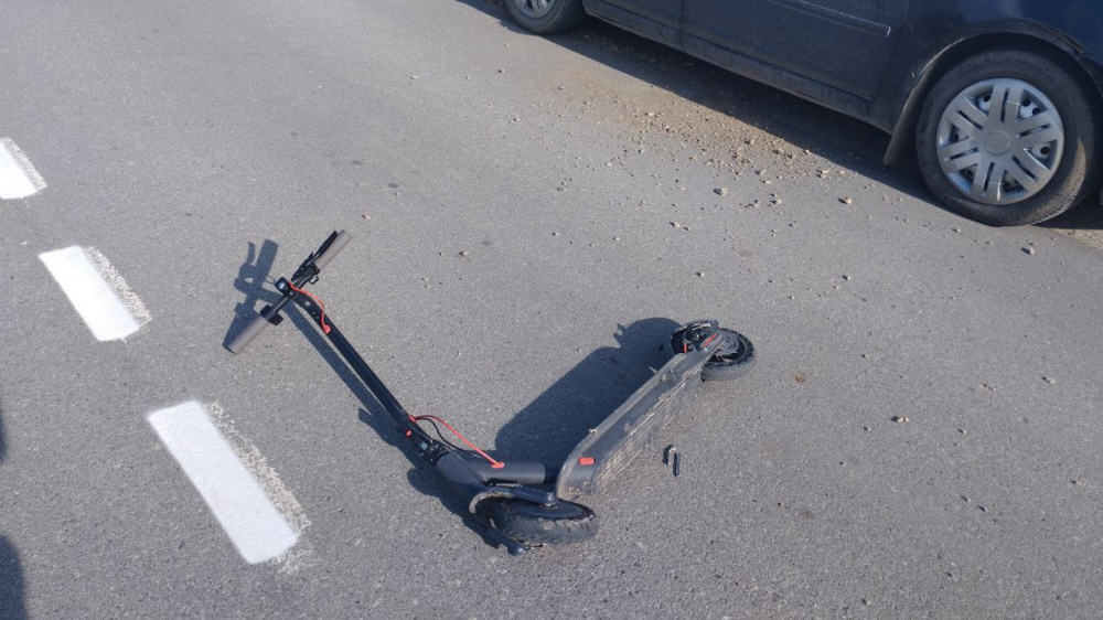 Два подростка попали в Тюменской области в ДТП на самокатах  | В Тюменской области два юных самокатчика попали в аварии 