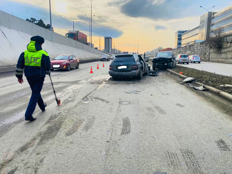 В Екатеринбурге Honda столкнулась с Mercedes и Toyota: два человека пострадали | Два нетрезвых водителя устроили ДТП в Екатеринбурге В Екатеринбурге Honda столкнулась с Mercedes и Toyota: два человека пострадали | Два нетрезвых водителя устроили ДТП в Екатеринбурге