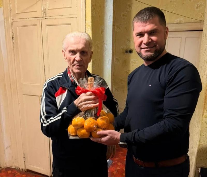 88-летие водителя «УралЗИС-355М» Николая Максимова из Каменска-Уральского: поздравление и история легендарного грузовика  | В Каменске-Уральском поздравили ветерана, работавшего на легендарном грузовике