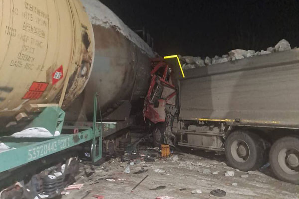 На Урале грузовик врезался в грузовой поезд