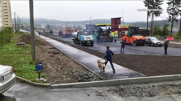 В Свердловской области во время дождей дорожники вышли на укладку асфальта