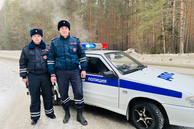 В Свердловской области сотрудники ГИБДД помогли семье с маленьким ребенком, когда машина съехала с дороги В Свердловской области сотрудники ГИБДД помогли семье с маленьким ребенком, когда машина съехала с дороги