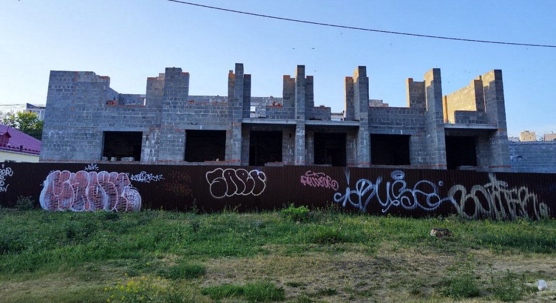 В Каменске-Уральском возобновили строительство заброшенного дома на проспекте Победы 