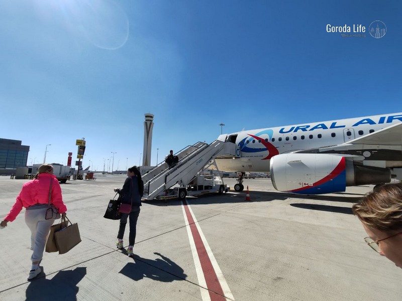 Инцидент на борту самолета в Сочи: мужчина угрожал поджечь себя и якобы заминировал сумку | В Сочи мужчина угрожал поджечь себя и якобы заминировал сумку