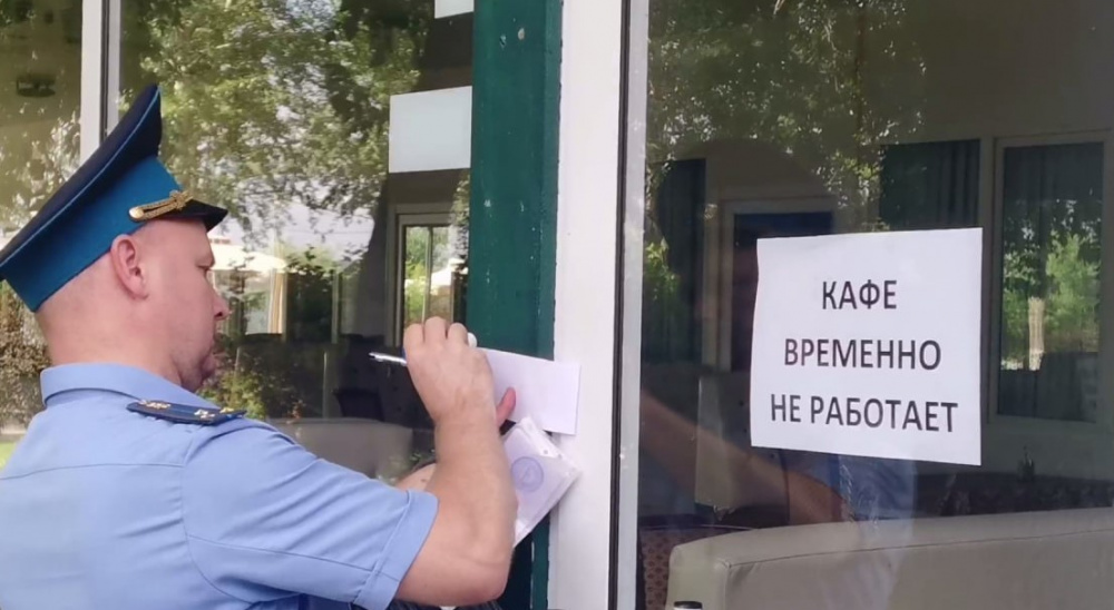 В Екатеринбурге приставы приостановили работу кафе "Каспий" | На Урале приставы закрыли кафе из-за нарушений санитарных норм 