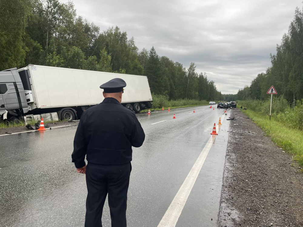 Под Каменском-Уральским "ВАЗ" разбился всмятку, водитель погиб | На Урале пожилой водитель погиб в ДТП с фурой