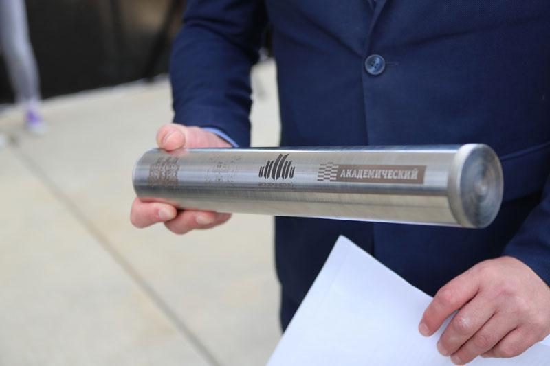 В Академическом заложили капсулу времени с посланием к уральцам будущего