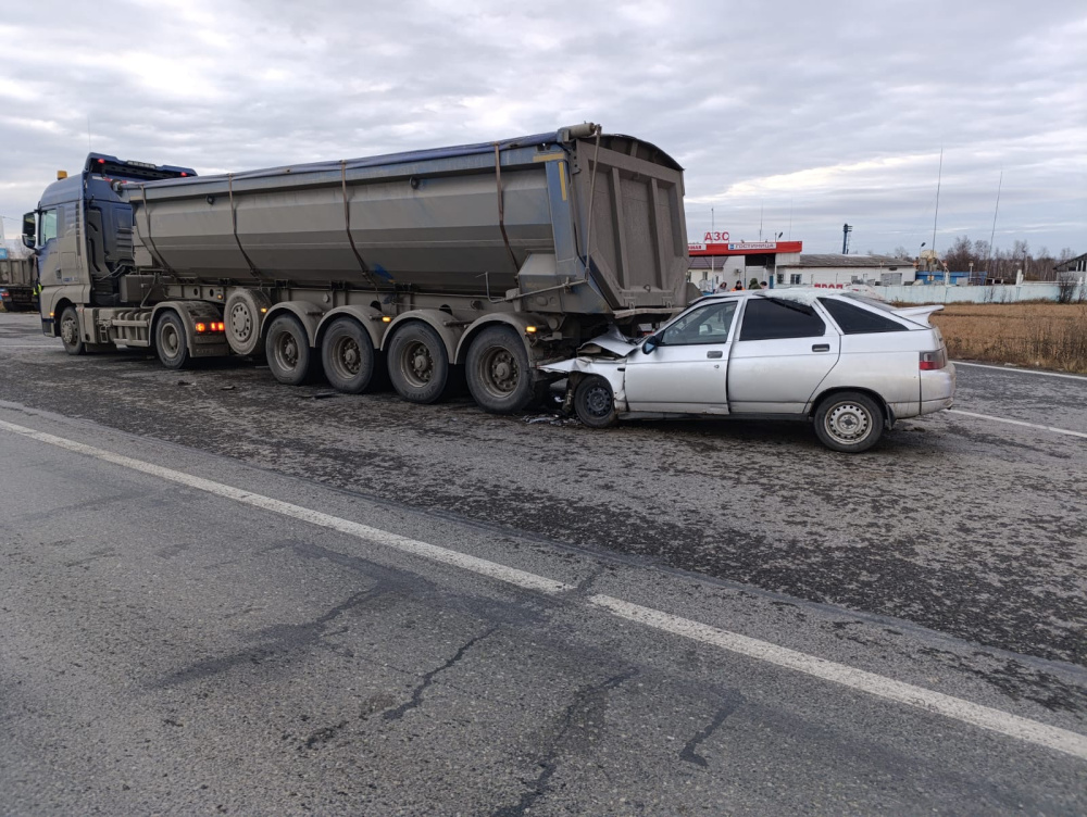 В Свердловской области два человека погибли при столкновении с грузовиком  | Два человека погибли при столкновении с грузовиком на Урале 