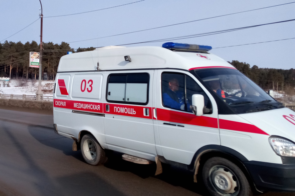 В деревне под Пермью медики застряли на размытой дороге  | В Прикамье машина скорой помощи застряла на размытой дороге 