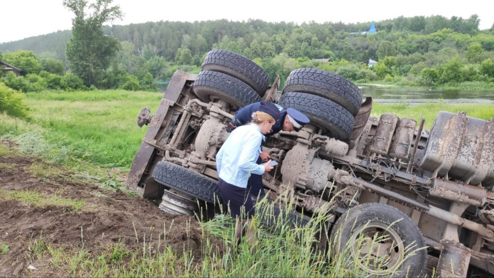 В Свердловской области опрокинулся грузовик | На Урале грузовик опрокинулся с проезжей части В Свердловской области опрокинулся грузовик | На Урале грузовик опрокинулся с проезжей части