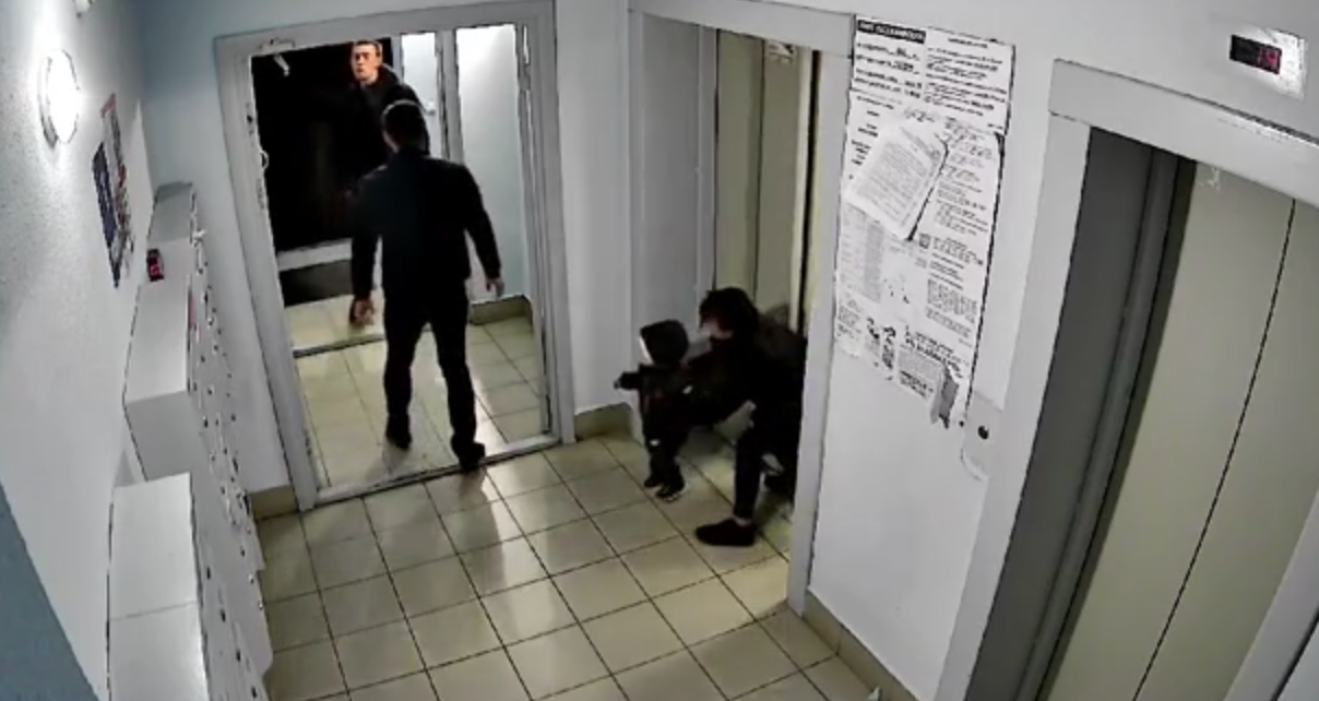 Жители многоквартирного дома в Тюмени бьют тревогу из-за антисоциального соседа