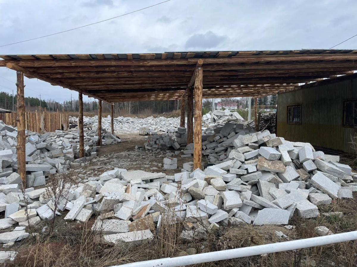 В пригороде Екатеринбурга два года растет нелегальная свалка. Местным жителям никто не может помочь В пригороде Екатеринбурга два года растет нелегальная свалка. Местным жителям никто не может помочь