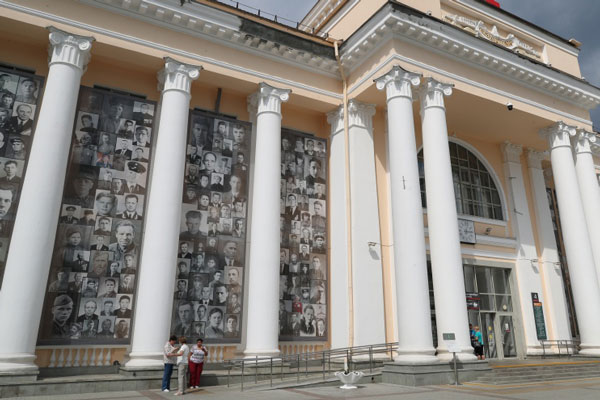 Фасад вокзала Екатеринбург вновь украсили портреты участников Великой Отечественной войны