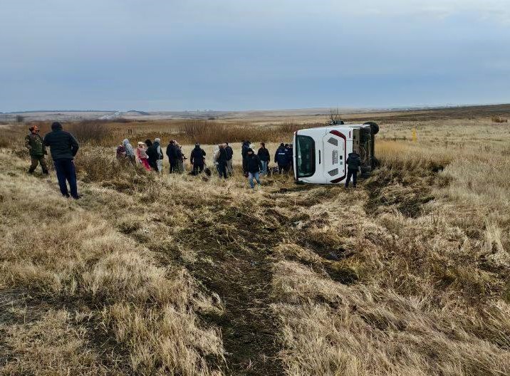 Под Магнитогорском опрокинулся автобус с детьми: трое пострадавших, возбуждено уголовное дело. Видео | Автобус с детской футбольной командой опрокинулся в Челябинской области