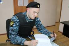 Екатеринбуржцу не удалось спрятаться от приставов в диване